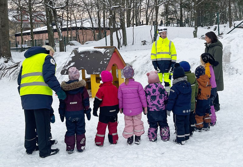Barn på förskolan Juvelen träffar medarbetare på Region Stockholm inför den första sprängningen.