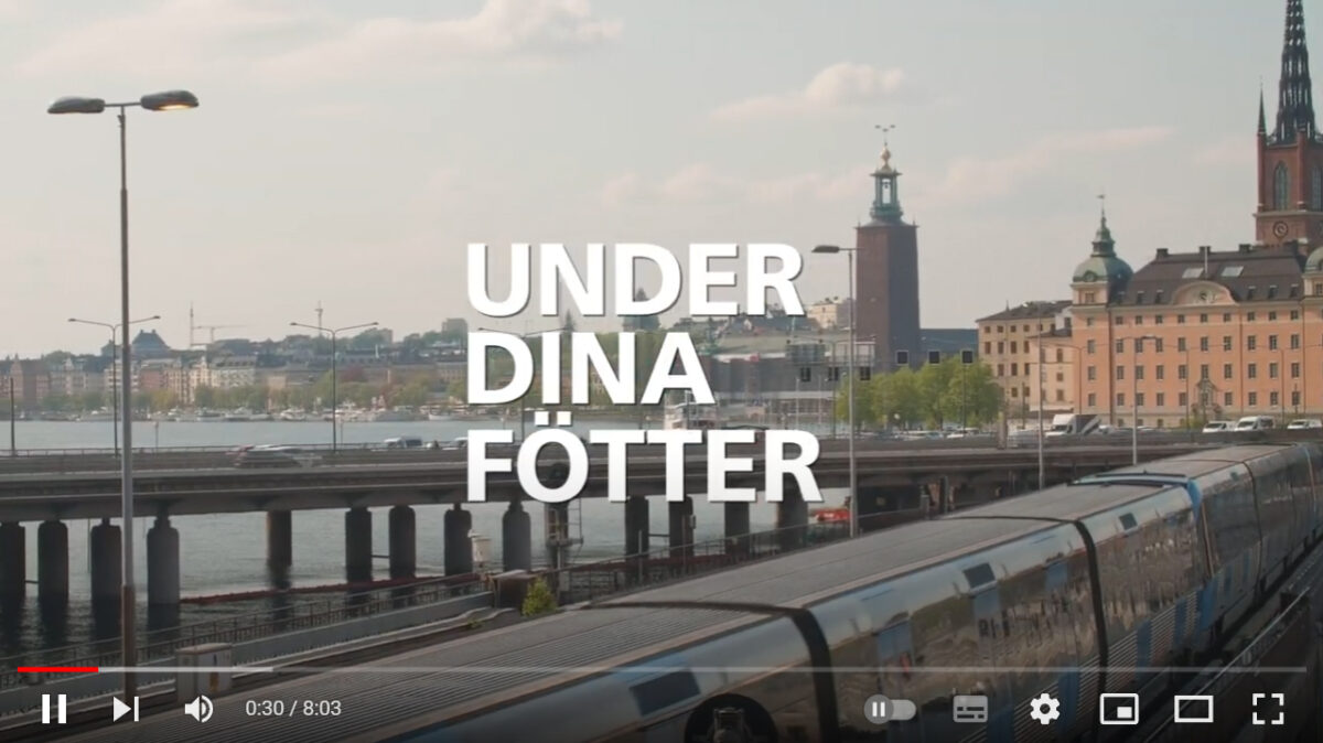 Skärmdump från Under dina fötter på Youtube. Ett tunnelbanetåg går i Stockholm.