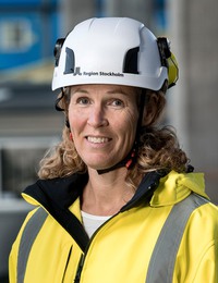 Malin Harders, projektchef Gul linje till Arenastaden, i gul byggjacka och vit hjälm.