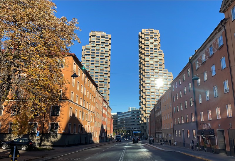 Bild från Vasastaden med äldre byggnader i förgrunden och nyare Norra tornen vid Torsplan i bakgrunden.