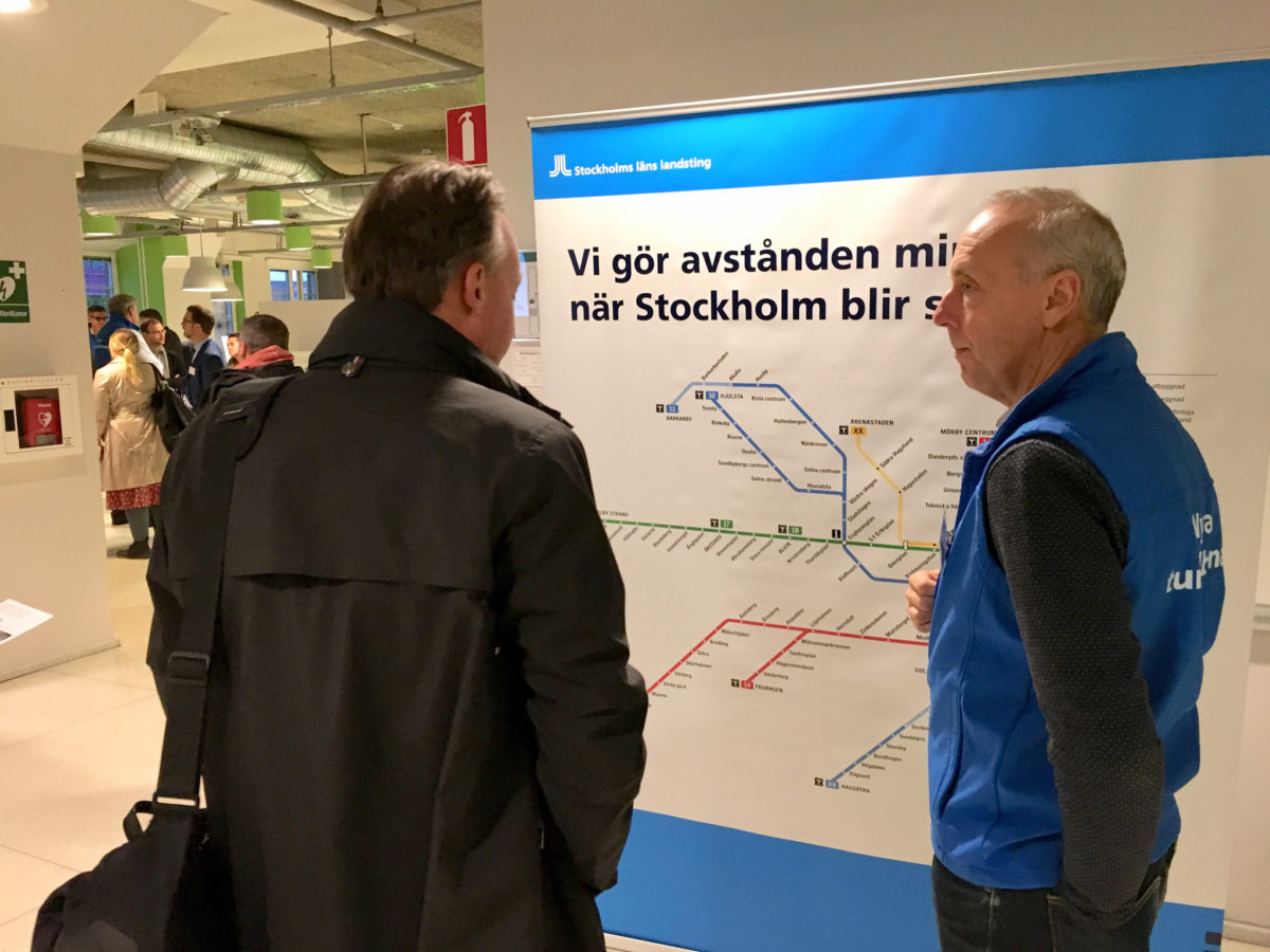 Två personer framför en kartbild av nya tunnelbanans spårlinje