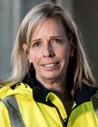 Anna Nylén har axellångt ljust hår och gul reflexjacka. 