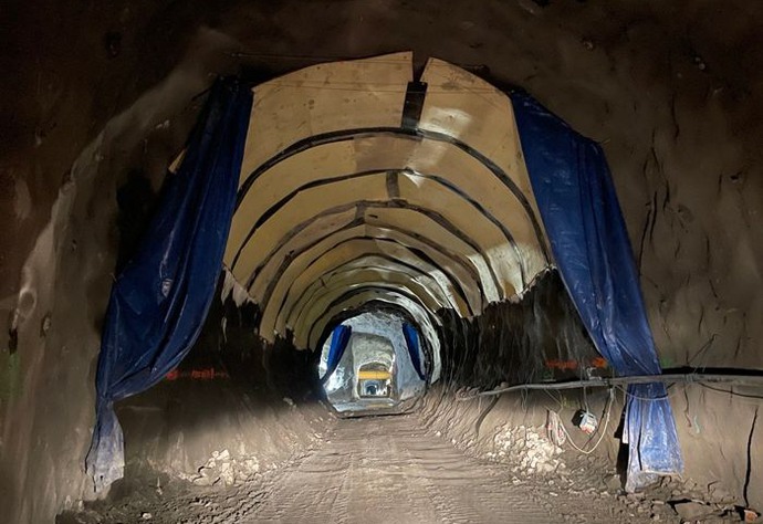 En cirkulär tunnel. Blå draperier hänger i närmaste änden av tunneln.