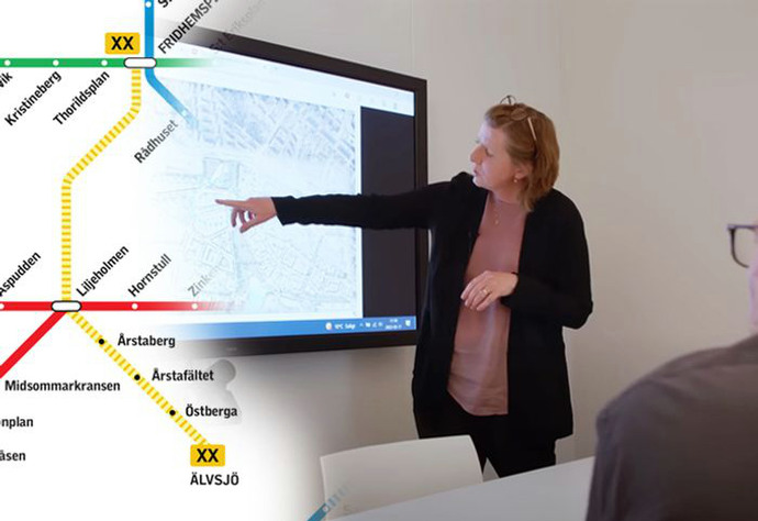 Kollage: Till vänster: Gul linje från tunnelbanans linjekarta. Till höger: Kvinna pekar på en skärm.