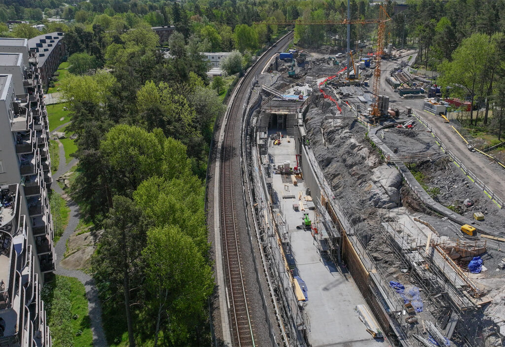 Ett foto som visar arbetsområdet i Hökarängen från ovan. På bilden pågår byggnadsarbete för den nya nedfarten till Högdalsdepån.