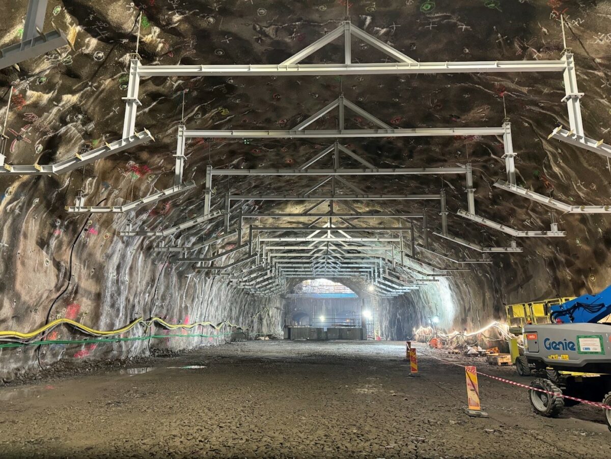 I plattformsrummet är en stålkonstruktion med långa balkar monterad i tunneltaket. Den ska hålla upp ett innertak där ventilation och tekniska installationer ska rymmas.