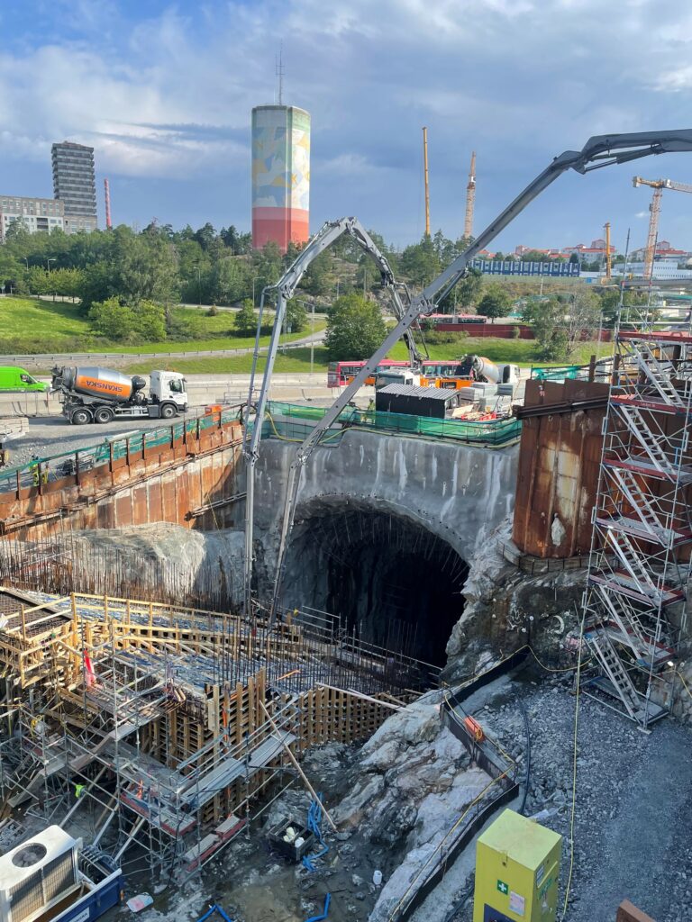 Utanför Nacka Forum pågår arbete med biljetthall och rulltrappsschakt till station Nacka.