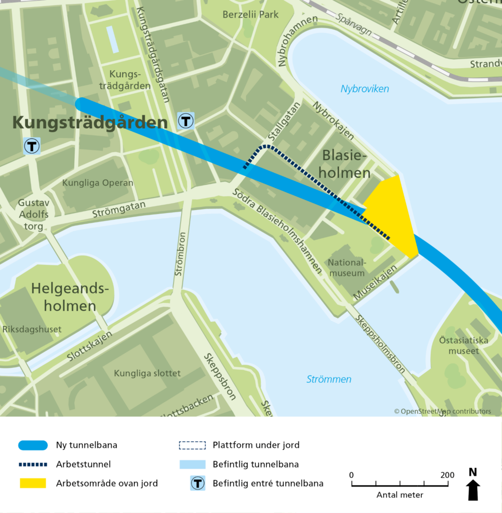 Karta som visar planerad utbyggnad av tunnelbanan vid Blasieholmen i Stockholm. Färger och linjer markerar ny tunnelbana, arbetstunnlar, befintlig tunnelbana samt arbetsområde ovan jord.