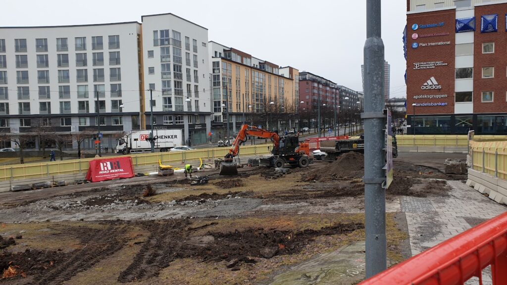 Bild på grävmaskin som schaktar jord i Lumaparken. Bilden är från februari 2024.