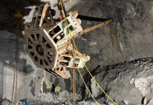 Ett stort metallobjekt i en tunnel.