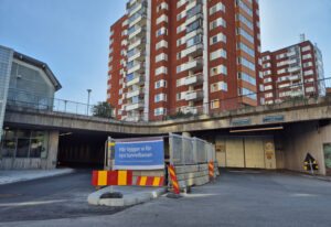 En byggnad med en skylt framför.