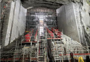 Byggställningar och betongväggar i ett bergrum.