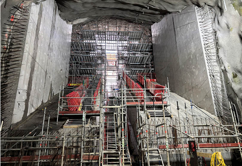 Byggställningar och betongväggar i ett bergrum.