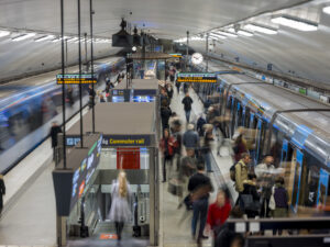 Plattformen på tunnelbanestationen Odenplan fotograferad snett ovanifrån.