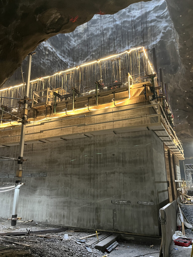 Betonggjutning i botten av schaktet.