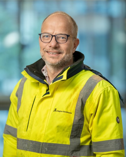 Gul linjes chef Johan Brantmark i reflexjacka