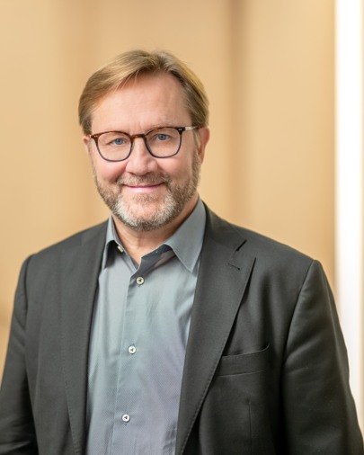 Jörgen Niklasson i glasögon och kavaj