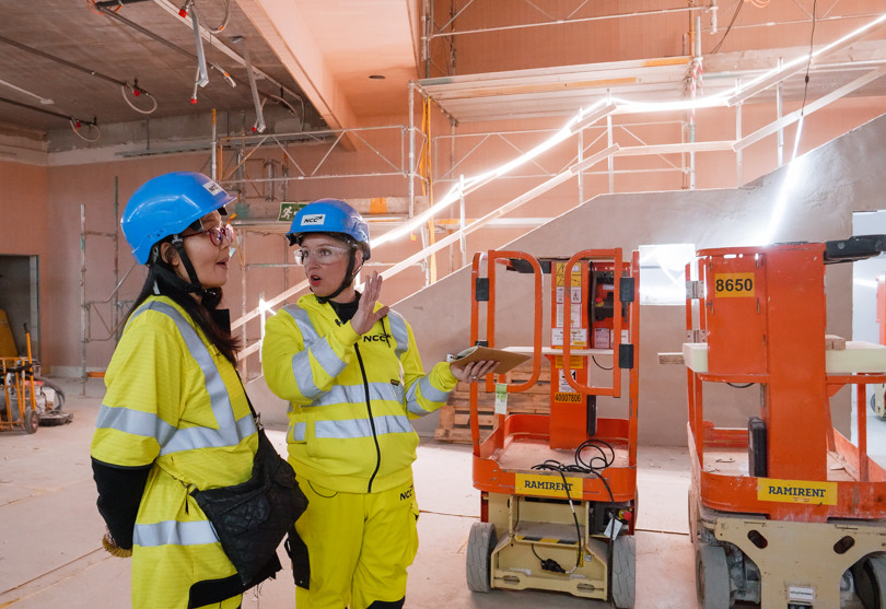 Åsa Jungnelius i skyddskläder på Hagastadens tunnelbanestation