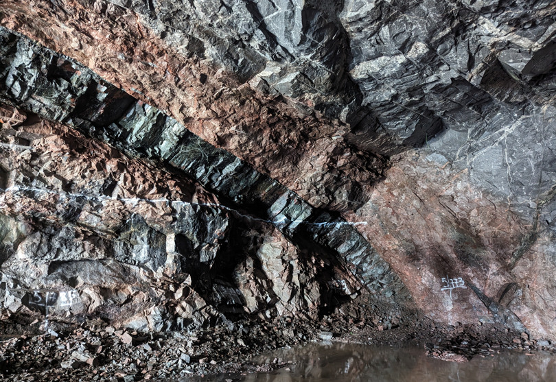 Bild på berg med stråk av diabas