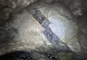 Berg med stråk av diabas