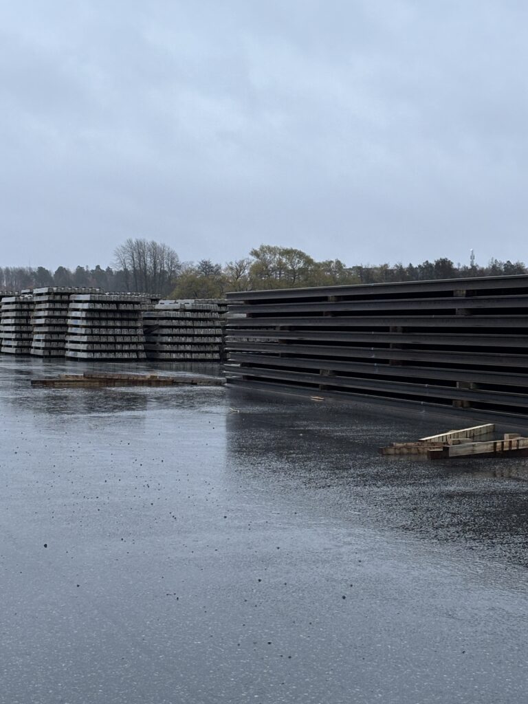 Högar med räls i stål och betong