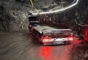 Lastbil i en mörk tunnel.