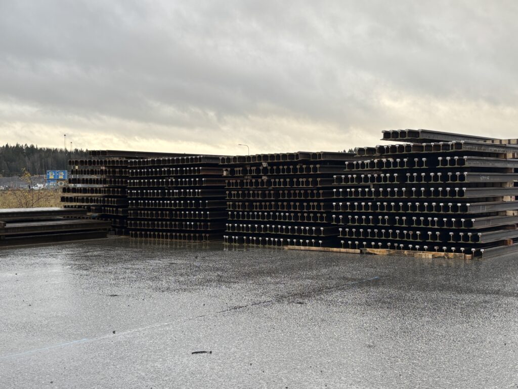 En hög med räler på marken.