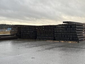 En hög med räler på marken.