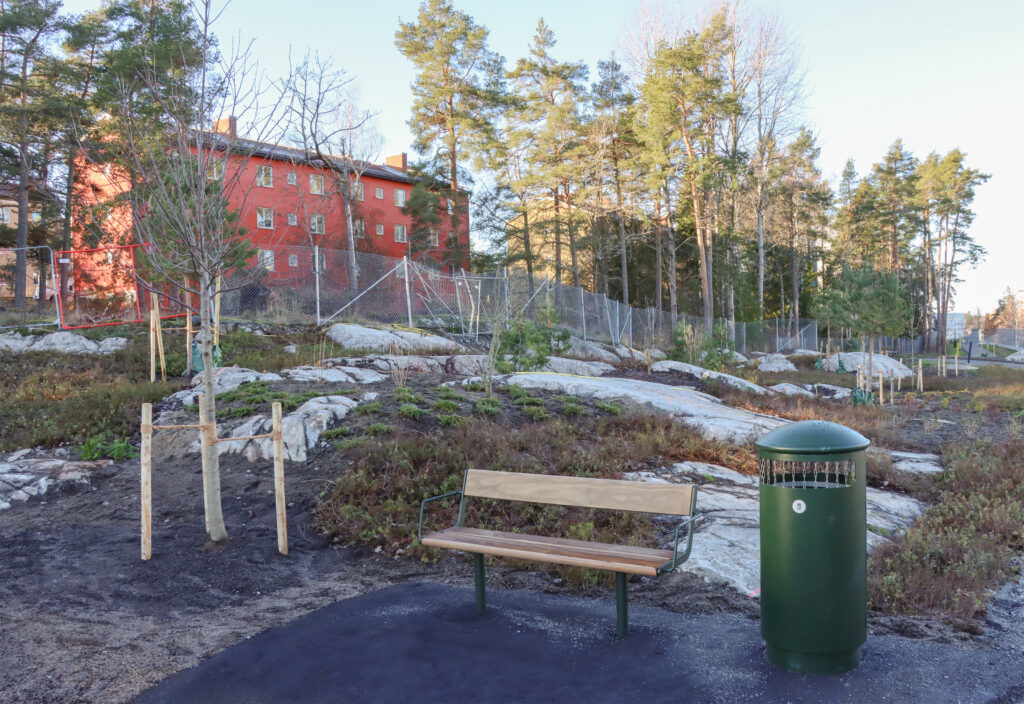 En bänk och papperskorg.