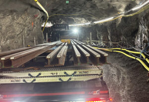 Räls lastad på trailerbil på väg ner under jord.