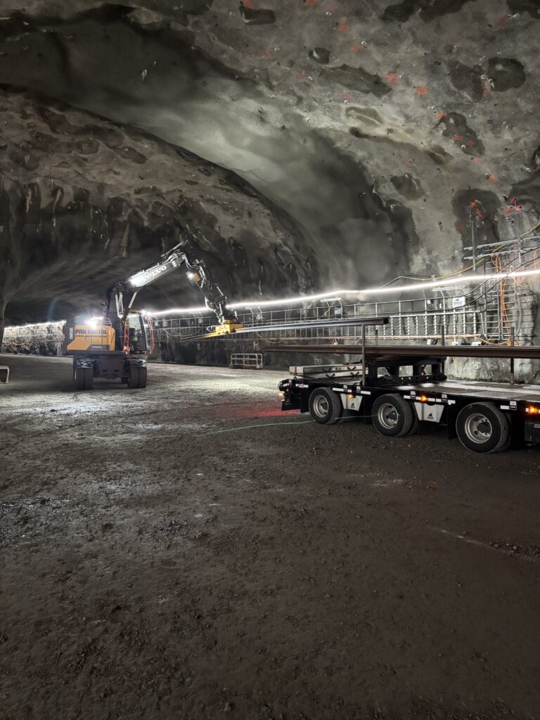 Räls lastas av i bergrum under jord. 