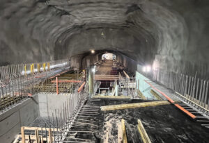 Gjutningsarbeten pågår i en lång tunnel