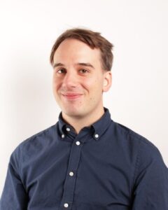 Porträtt av man klädd i blå skjorta.