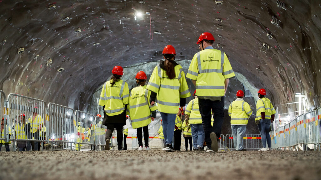 Grupp på besök i tunnel iförda varselvästar