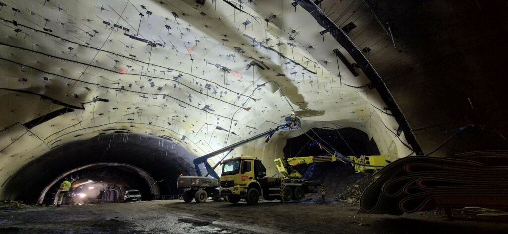 montage av dräner i tunnel