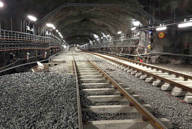 En utsikt av ett tågspår i en tunnel.