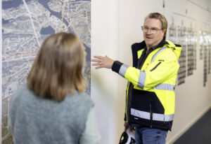 Personer diskuterar kartor