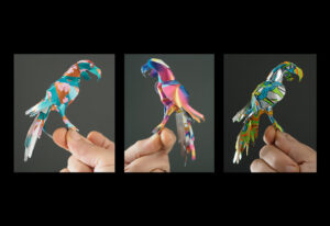 Tre origamifåglar i olika färger