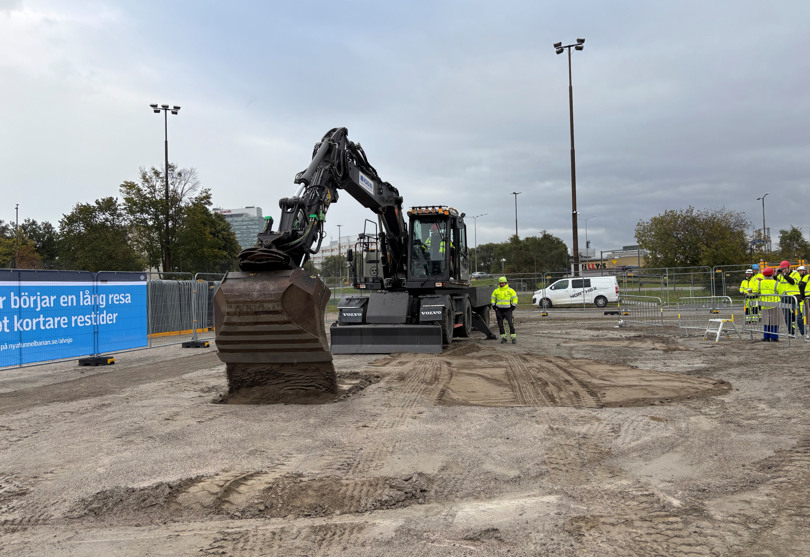 En grävmaskin tar ett spadtag.
