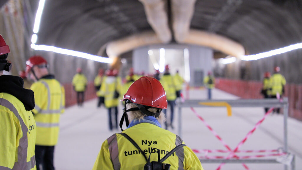 En grupp människor i gula jackor och skyddshjälmar.