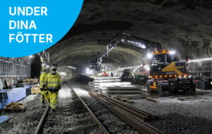 Texten 'Under dina fötter' i vit text mot blå cirkel. Två personer i varselkläder står i en upplyst bergtunnel intill nylagda spår, sliprar och en grävmaskin.