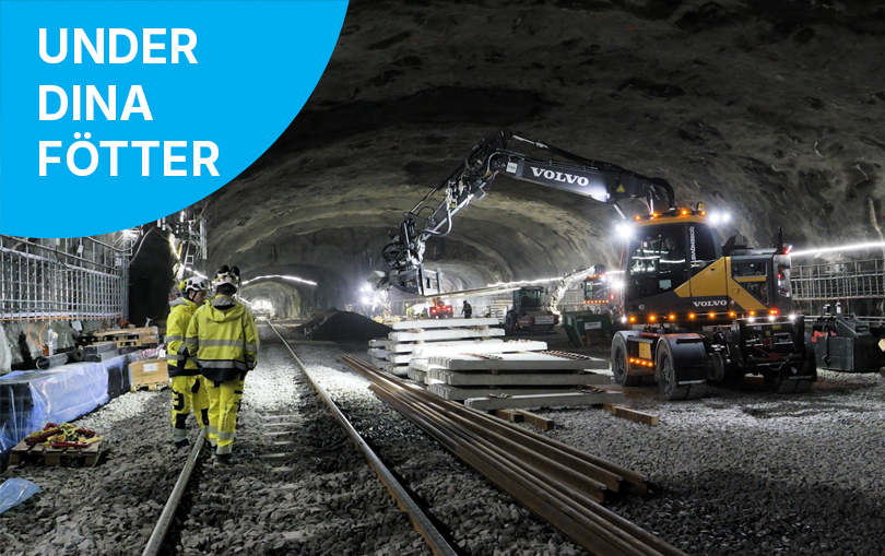 Texten 'Under dina fötter' i vit text mot blå cirkel. Två personer i varselkläder står i en upplyst bergtunnel intill nylagda spår, sliprar och en grävmaskin.