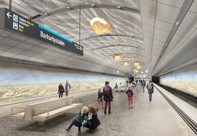 Människor står på en plattform och väntar på tunnelbanan.