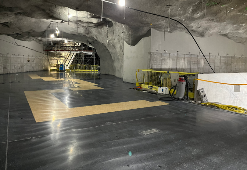 Ett svart golv med gul terrazzo i en tunnelbanestation