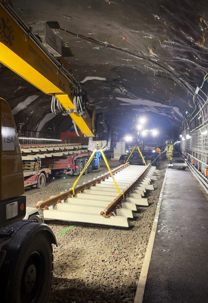 Spår läggs på plats i tunnel